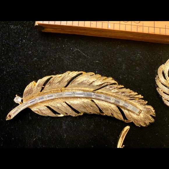Three vintage MJ Ent brooches feathers rhinestones - Picture 6 of 12